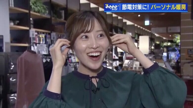 耳穴にイヤーピースを差し込むと…