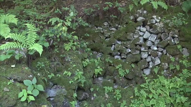 岩の隙間を通る際に冷やされる