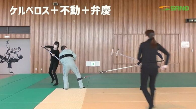 続けて、腕と胴を「ケルベロス」が拘束する