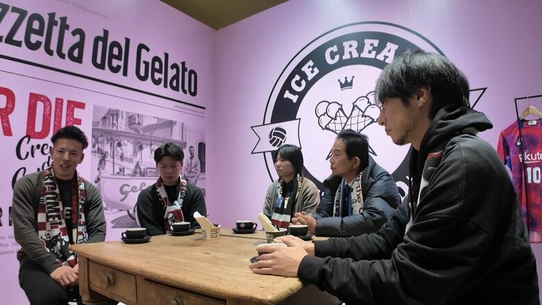 「神戸讃歌」について語るサポーター