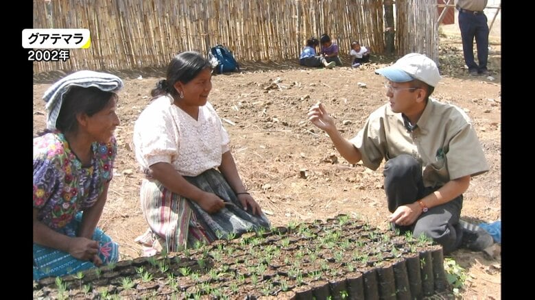 グアテマラで植林を指導する笠置さん