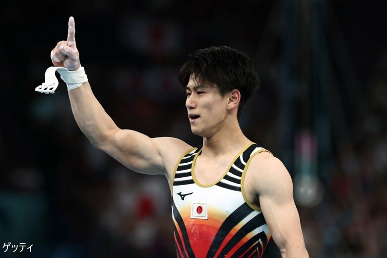 鉄棒演技後の橋本大輝選手