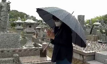 長井さんの墓参りをする妹の小川典子さん（9月27日）