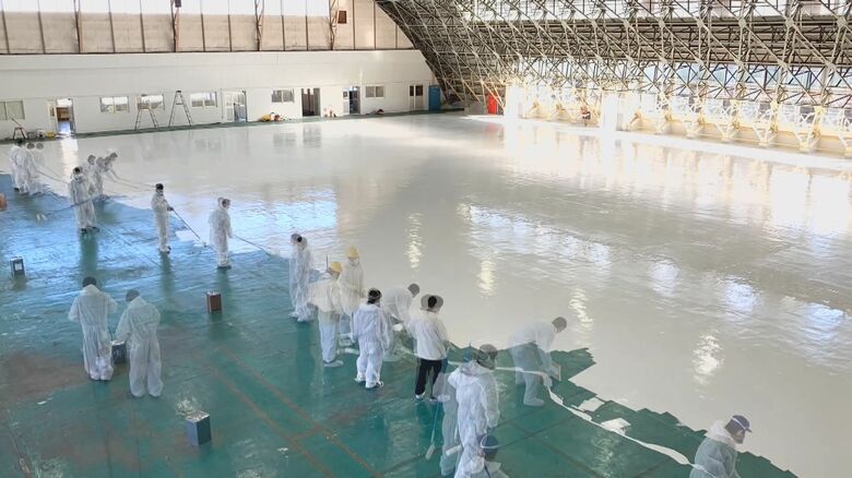 社員たちで塗装作業