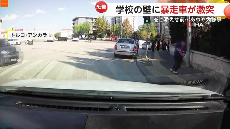車が暴走し、学生が巻き込まれそうになる瞬間（9日、トルコ・アンカラ）②