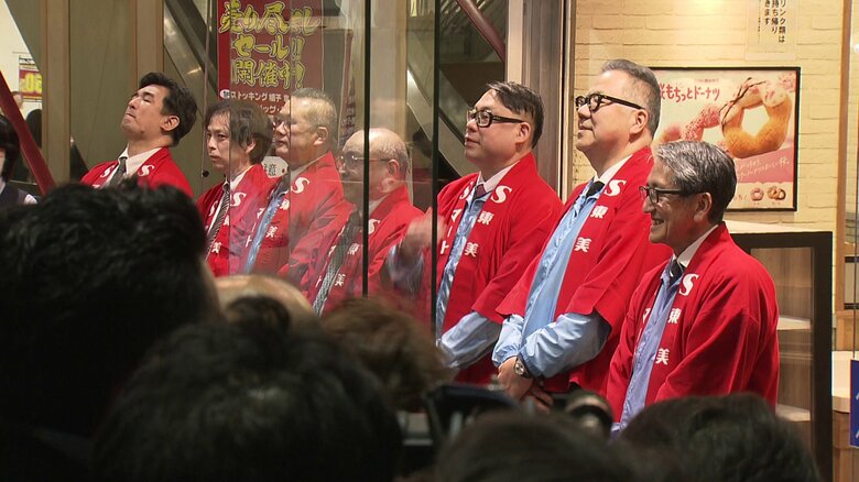 閉店の挨拶をする佐々木達也社長やスタッフ