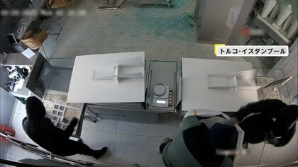 “黒ずくめ”の宝石泥棒わずか4分で店内の商品根こそぎ盗む一部始終…6人組が見張り役や袋役など役割分担　トルコ