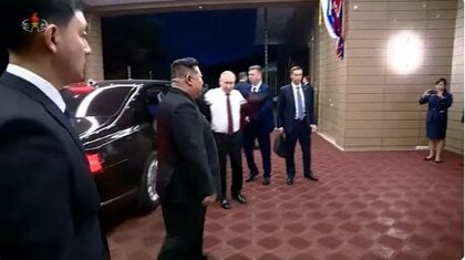 金正恩総書記を“スマホ撮影”随行幹部の行動に異変…今やスマホは必需品　北朝鮮住民は「家を売っても携帯買え」