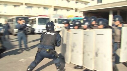 “100kg”で体当たりもびくともしない盾の壁　体力自慢の記者も「息戻らない…」“素”の機動隊に潜入取材！