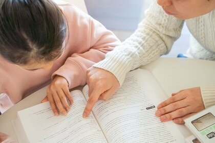 中学受験と母親の仕事についての調査より「仕事をしている母親の子供の方が希望の中学校に合格している」という事実が判明。