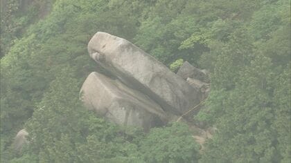 登山客に人気の“奇岩”が…高さ10m超の『おばれ岩』に崩落の危険 折り重なるように傾き立入禁止 大雨が影響か