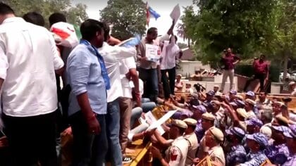 インドで医学部の入試問題が流出か　230万人の受験が無効になり抗議デモ　“予想問題”は高額で売買の疑いも