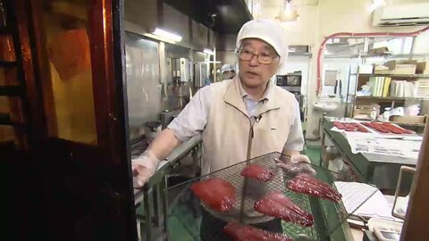 東大特任教授から燻製職人へ　震災を機に岩手へ移住、「岩手大槌サーモン」で地域再生に挑む