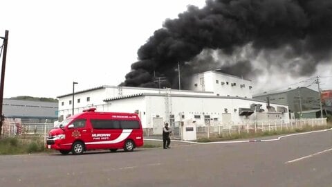 「清掃作業中に水素爆発がおこった」工場で爆発火災＿屋根めくれ窓ガラス割れ黒煙が噴出＿市は煙を吸い込まないよう呼びかけ＜北海道室蘭市＞