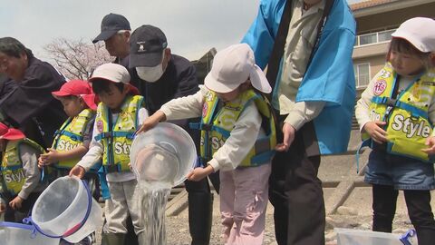 5月の漁解禁を前に…岐阜県の長良川中流域で稚アユを放流 地球温暖化に伴う水温上昇を考慮し4年連続で前倒し