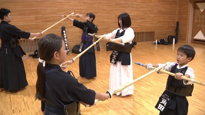 「かえるのがっしょう」を歌いながら打ち込みをする門下生たち