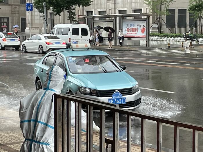雨の中、ホテルの係員がタクシーをとめてくれた