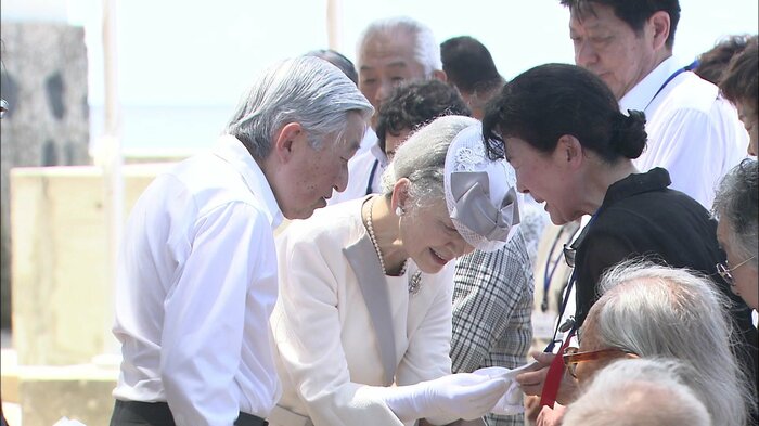 ペリリュー島で父親が戦死した田中恭子さんと懇談される両陛下