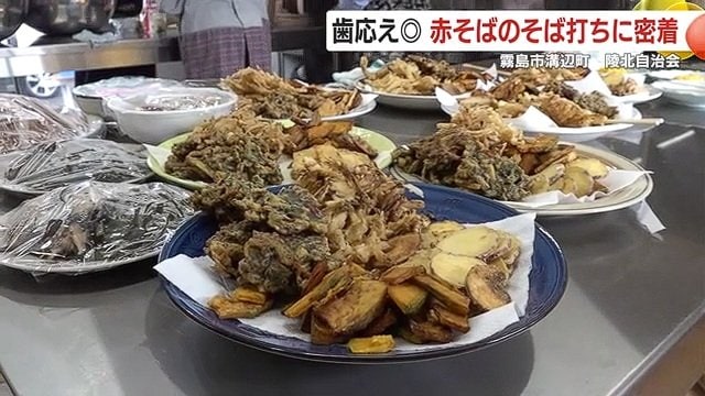 公民館ではトッピング用の天ぷらや付け合わせ作りが行われていた