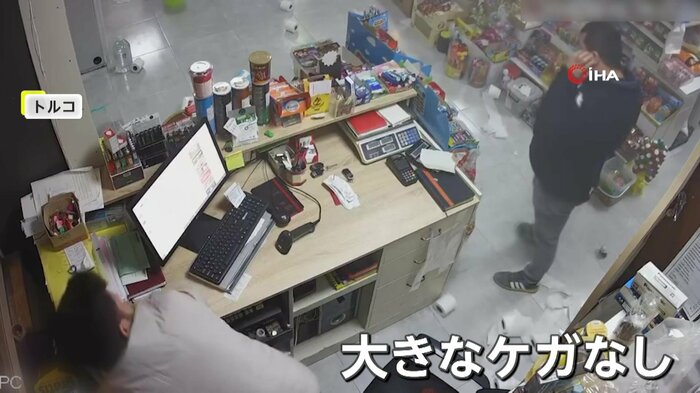 驚いて様子をうかがうオーナーとその友人（IHA）