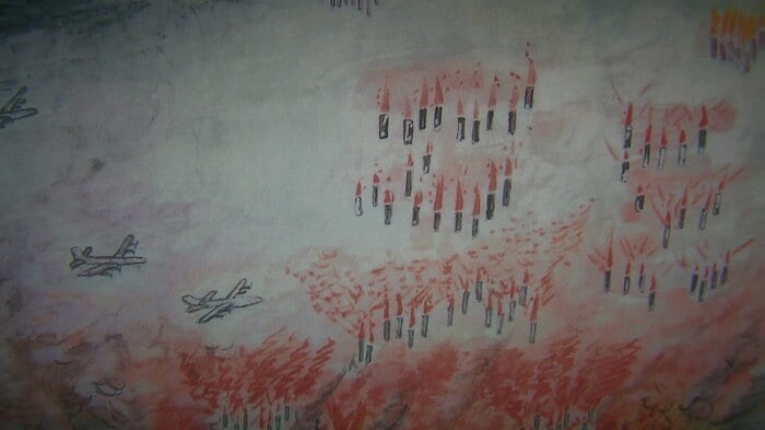 体験者が描いた佐世保空襲 B29から大量の焼夷弾が落とされる