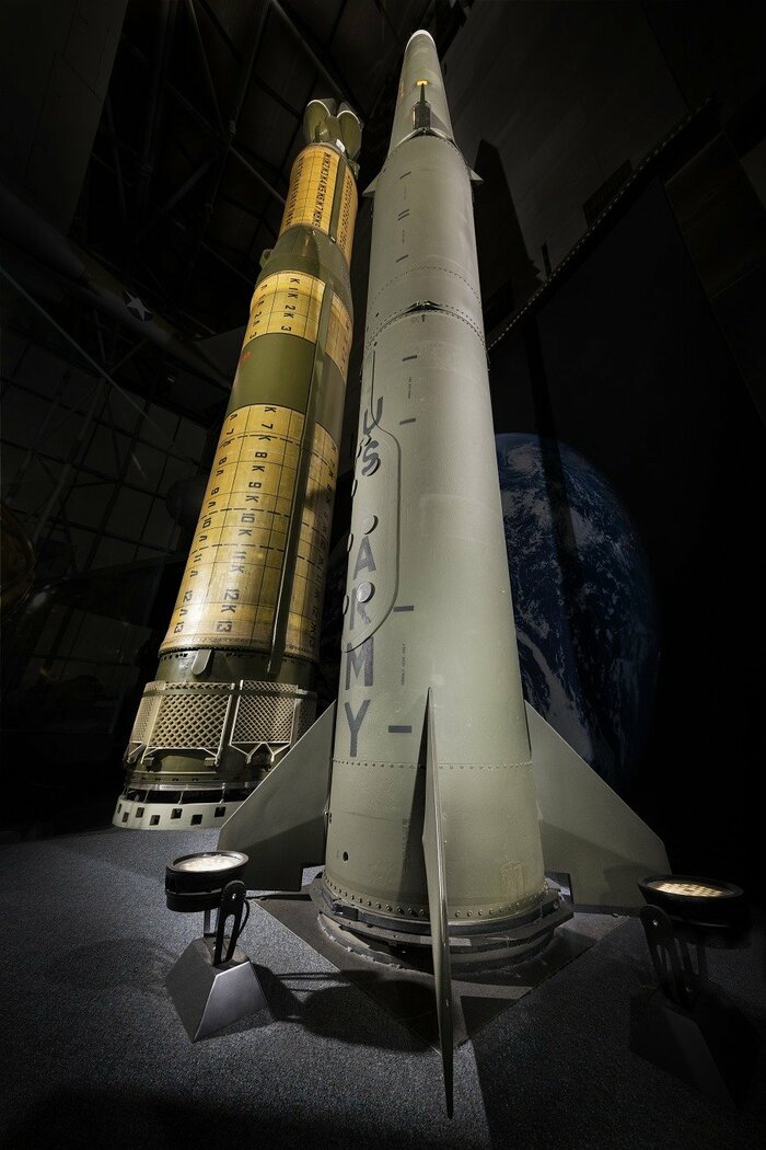 INF条約で全廃された中距離ミサイル。ロシアのSS-20ミサイル(左)、アメリカのパーシング2ミサイル(右)(米スミソニアン博物館ライブラリーより)