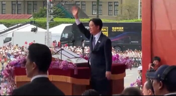「双十節」の式典で市民に手を振る頼総統