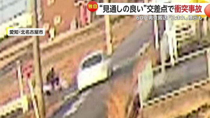 左手から走ってきたバイクと直進する乗用車