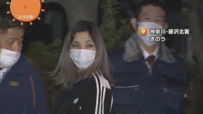 警察に連れられ、落ち着いた様子で車両に乗り込む田代容疑者(神奈川・藤沢北署 21日)