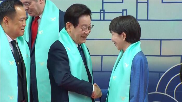 笑顔で握手を交わす高市首相と李在明大統領（1日午後）