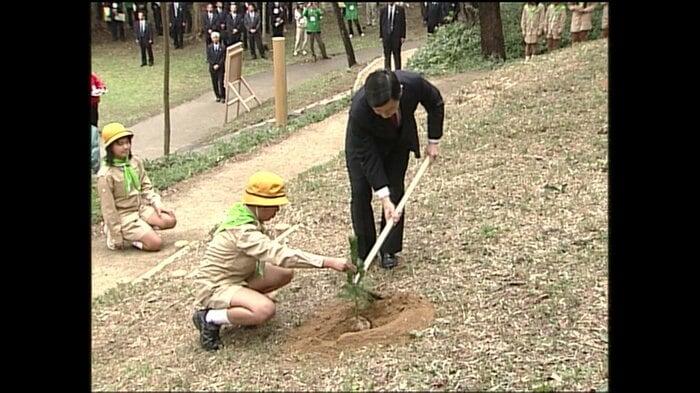 クロマツの苗木を植樹される皇太子さま