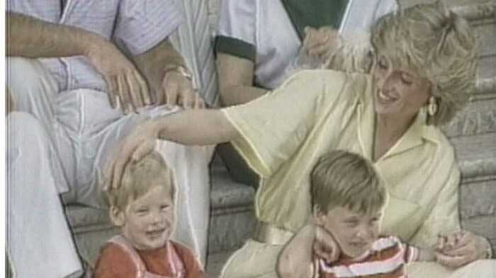 1988年スペインで休暇を楽しむダイアナ妃とウィリアム王子、ヘンリー王子