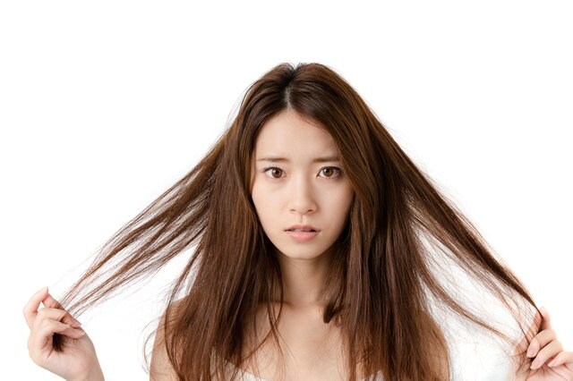 紫外線と暑さで、髪も頭皮もダメージ…“パサパサ髪”は洗髪とドライヤーで変わるという