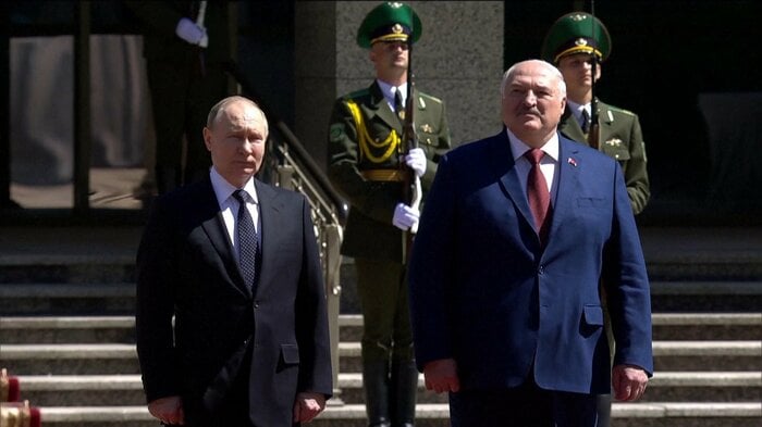 ロシアとも中国とも関係を強化しているベラルーシのルカシェンコ大統領(右)(5月)