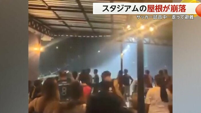 雨の重みに耐えきれずに崩落した屋根(スペクター・コミュニケーションズ)