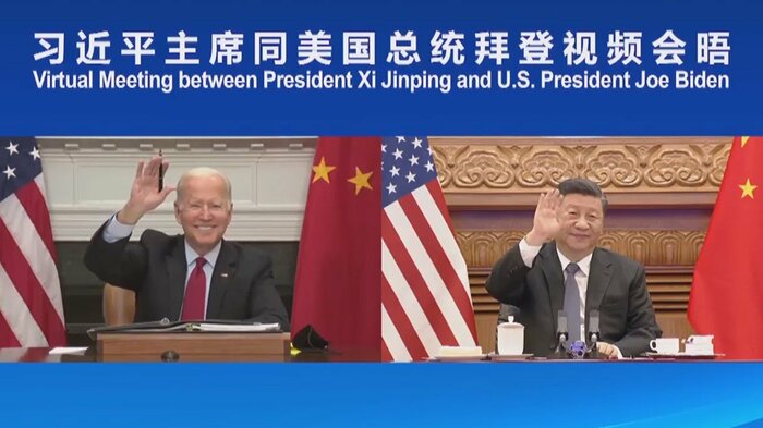 オンライン首脳会談の冒頭は笑顔で手をふり挨拶するバイデン大統領と習近平国家主席