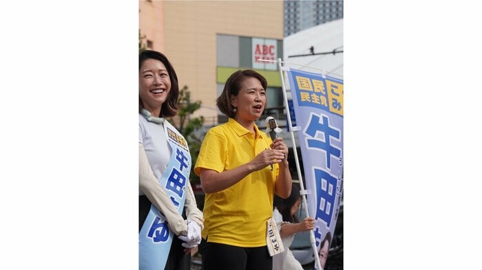 伊藤孝恵議員と選挙期間中に　2025年7月（牛田議員提供）