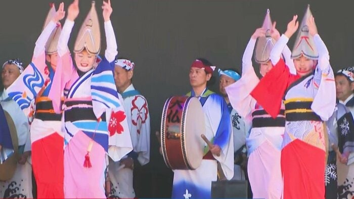 万博のステージで『阿波おどり』