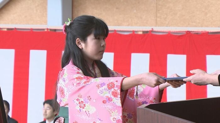 卒業式で卒業証書を受け取る智桜さん