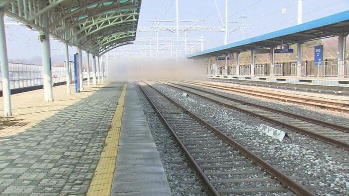 線路の先が北朝鮮方面　次の開城駅まで約17キロ　（※保安上の理由で写真の一部を加工）