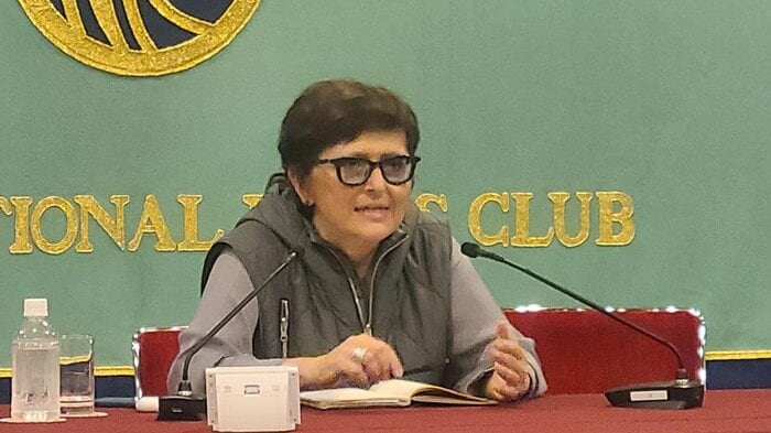 日本記者クラブで会見したファルシ監督　11月27日