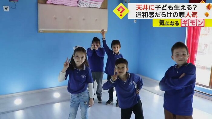 楽しそうにピースする子どもたち