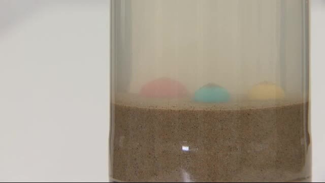 ペットボトルで「液状化」を再現実験 親子で学ぶ防災教室<宮城・気仙沼市>