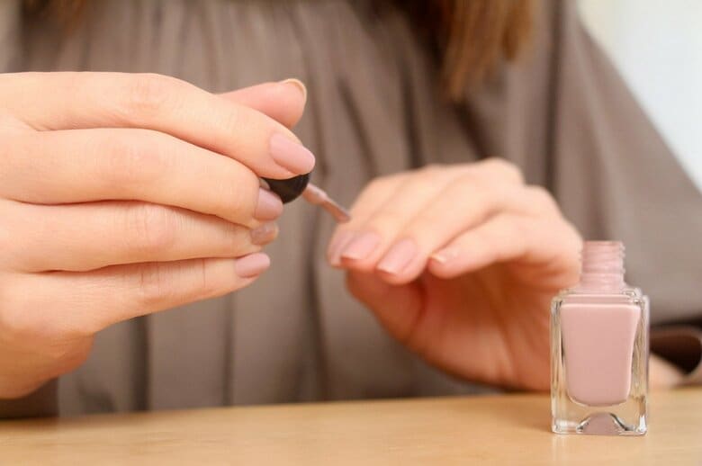 75%の女性がセルフネイルをしている!マニキュアとジェルネイルどっちが多い?セルフネイルでおすすめのアイテムを聞きました