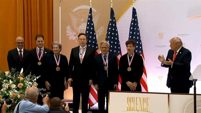 トランプ大統領「現代のエジソンだ」　イーロン・マスク氏やエヌビディアのCEOら6人に科学技術の国家勲章を授与｜FNNプライムオンライン