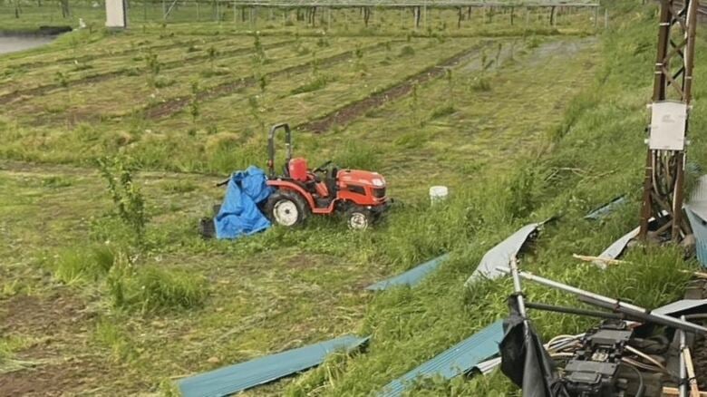 走行中の列車に小屋が衝突…3人死傷事故　窓ガラスが割れ、車体がへこむ　駅の監視カメラから「天候急変」の様子を確認　原因究明には「さらなる調査が必要」　運輸安全委員会が調査の経過報告｜FNNプライムオンライン