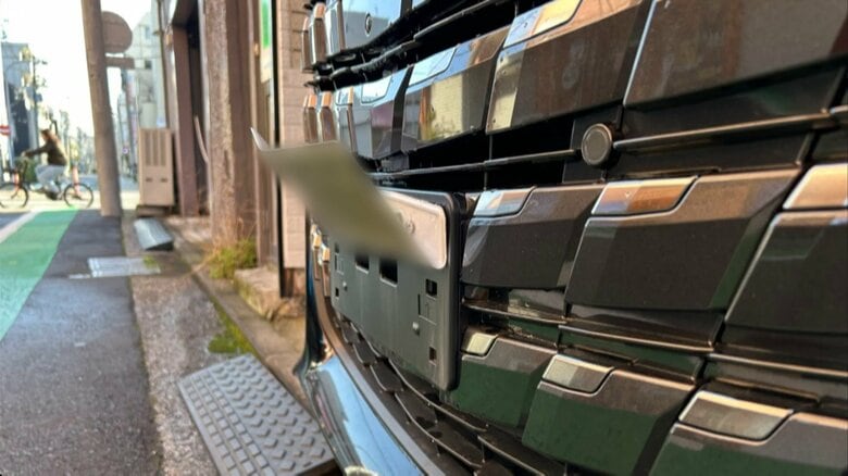 「気持ち悪い、意味わからない」10台以上の車が“ナンバープレート”折り曲げ被害　“同一犯”と見られるナゾ犯行　横浜市｜FNNプライムオンライン