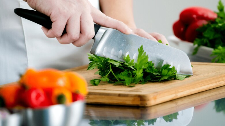 料理をパートナーにお願いしたい女性、料理が得意な男性が増加中～婚活における、価値観の逆転現象