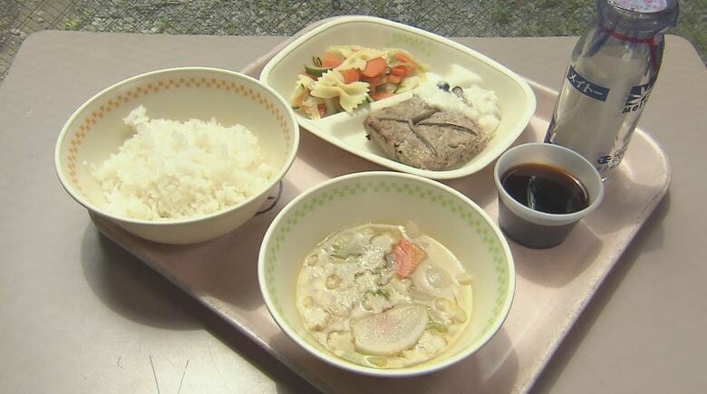 「名探偵コナン隻眼の残像」をイメージした「特別給食」　メインのおかずは「隻眼のハンバーグ雪山ソース」　蝶ネクタイを表現「リボンマカロニの名探偵サラダ」も｜FNNプライムオンライン