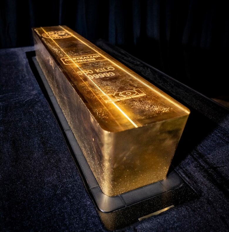 重さ521キロ余りギネス認定の金塊　純度99.999％で価値110億円　オーストラリアの造幣局「127年の歴史上、最大の偉業の一つ」｜FNNプライムオンライン